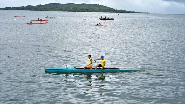 Atlet dayung berlomba di perairan Mamuju. Foto: Istimewa