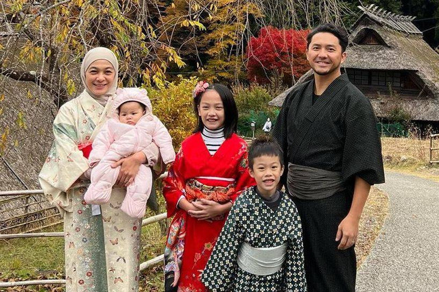 Keluarga Dian Ayu Lestari dan Omesh. Foto: Instagram/@dianayulestari