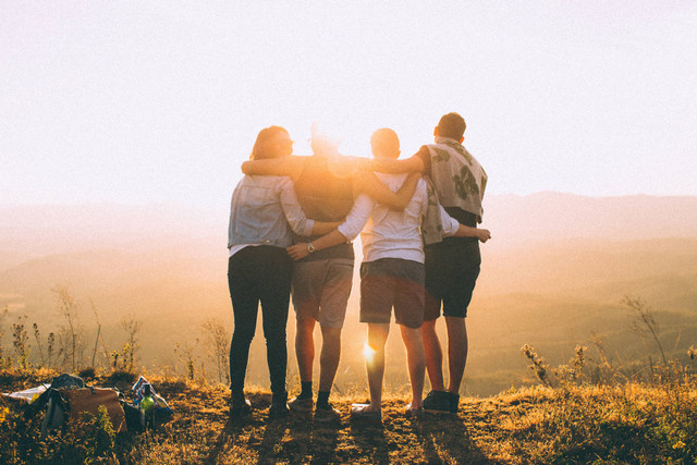Caption Sahabat Bobrok. Foto: unsplash/Helena Lopes
