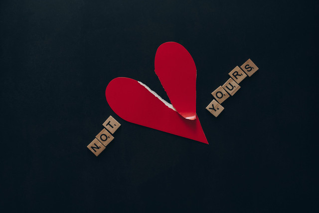 Kata-kata Cemburu Singkat untuk Cinta Bertepuk Sebelah Tangan | Foto: Pexels/Leeloo Thefirst