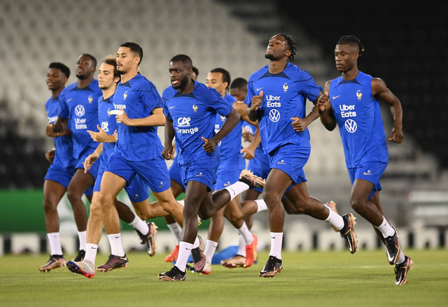 Dayot Upamecano Prancis, Axel Disasi, William Saliba, Eduardo Camavinga dan tim saat menjalani latihan di Stadion Al Sadd SC, Doha, Qatar, Senin (28/11/2022). Foto: Annegret Hilse/Reuters