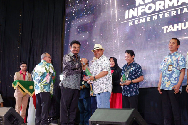 Menteri Pertanian (Mentan) Syahrul Yasin Limpo memberikan penghargaan pada Polbangtan YOMA. Foto: istimewa