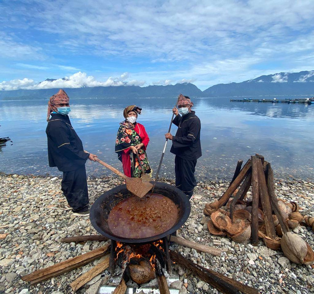 Memasak rendang di tepian Danau Maninjau. Dokumentasi: Agam Media Center