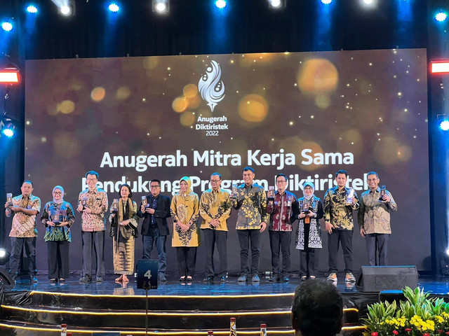 Tanoto Foundation melalui Program TELADAN (Transformasi Edukasi untuk Melahirkan Pemimpin Masa Depan) menerima dua anugerah dari Kemendikbudristek dalam Malam Anugerah Diktiristek 2022. dok Tanoto Foundation Foto: Dok. Tanoto Foundation