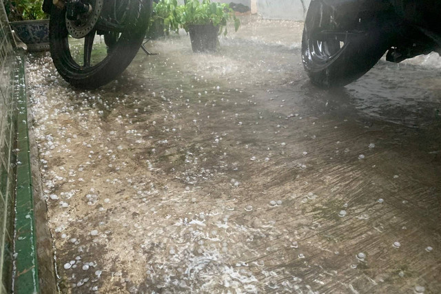 Hujan es di Kelurahan Cikoko, Pancoran, Jakarta Selatan.  Foto: Mirsan Simamora/kumparan