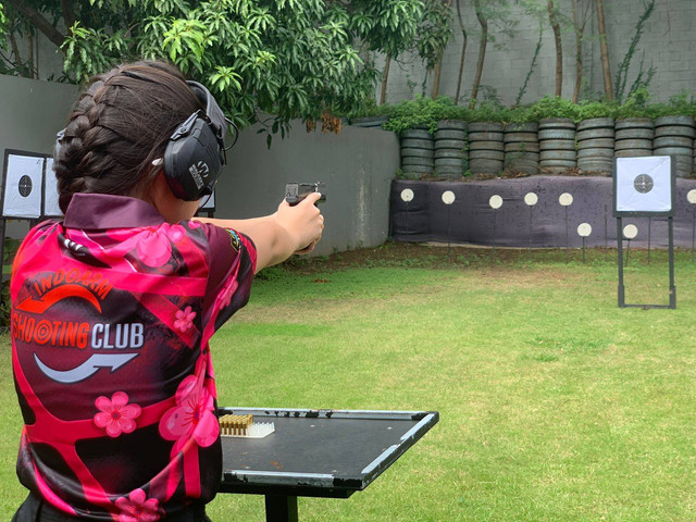 Karina saat melakukan latihan menembak di Lapangan Tembak Polda Jatim.