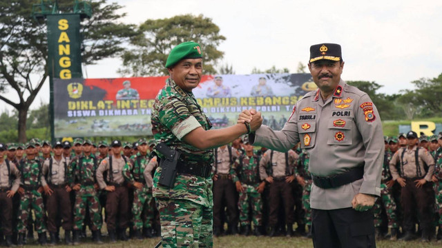 Pangdam IM Mayjen TNI Mohamad Hasan bersama Wakapolda Aceh Brigjen Pol Syamsul Bahri pada penutupan Diklat Integrasi Kampus Kebangsaan TNI-Polri Tahun 2022 di lapangan Rindam IM, Mata Ie, Kabupaten Aceh Besar. Foto: Dok. Pendam IM