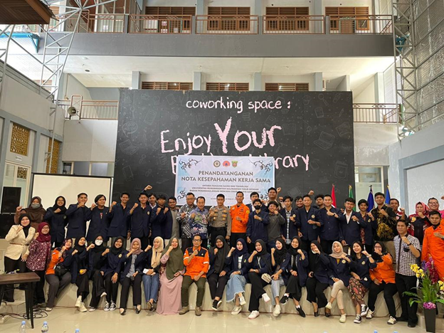 Foto bersama panitia dan peserta (Foto: Panitia)