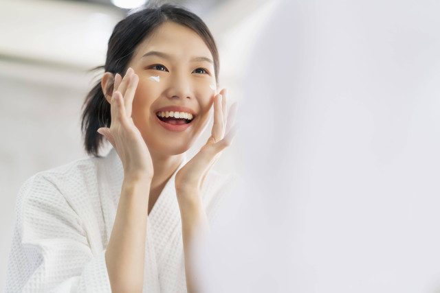 Sumber:https://www.freepik.com/free-photo/attractive-freshness-asian-woman-clean-face-fresh-water-with-care-look-mirror-bathroom-home-background_25410437.htm#query=skincare&position=0&from_view=search&track=sph