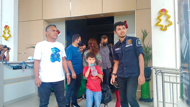 Keterangan foto: 13 imigran asal Irak sat di bawah ke Kantor Imigrasi Kupang.