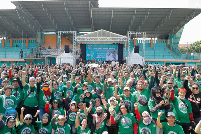 Kalangan ojol se-Jabodetabek dan Cikarang menggelar deklarasi dukung Ganjar Presiden 2024 di Lapangan Mini Persikabo, Tengah, Cibinong, Kabupaten Bogor, Jawa Barat, Sabtu (17/12). Foto: Dok. Istimewa