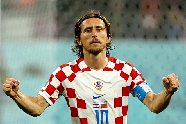 Pemain Kroasia Luka Modric berselebrasi setelah pertandingan saat mereka meraih tempat ke-3 Piala Dunia 2022 di Stadion Internasional Khalifa, Doha, Qatar, Sabtu (17/12/2022). Foto: Lee Smith/REUTERS