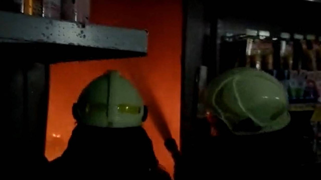 Kebakaran gudang supermarket di Jatinegara, Jakarta Timur, Minggu (18/12/2022). Foto: Twitter/@humasjakfire