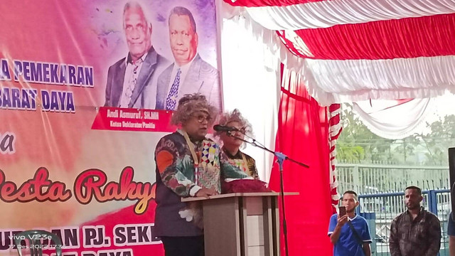 Penjabat Gubernur Papua Barat Daya didampingi Penjabat Sekretaris Daerah PBD menghadiri Syukuran dan Pesta Rakyat yang dilaksanakan Tim Deklarator Pembentukan Provinsi Papua Barat Daya, Sabtu (17/12), foto: Yanti/BalleoNEWS