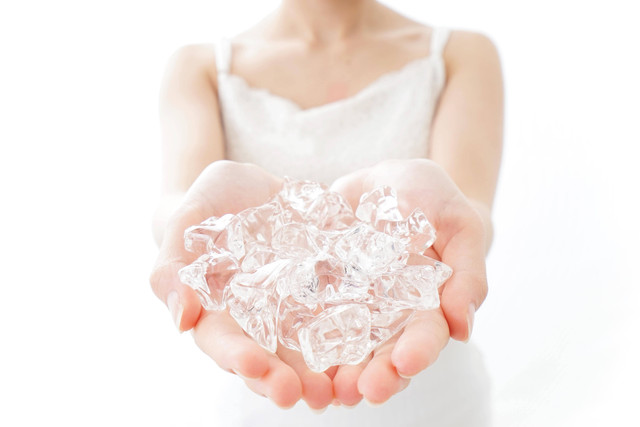 Ilustrasi Manfaat Merendam Wajah dengan Air Es. Foto: maroke/Shutterstock