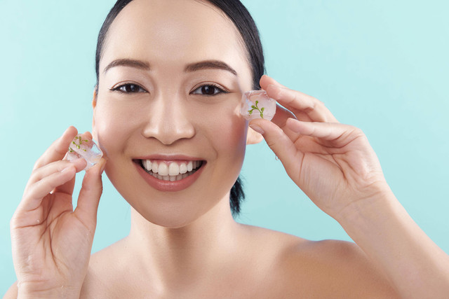 Berbagai influencer dan netizen saat ini sedang demam mencuci wajah dengan es batu. Foto: Olena Yakobchuk/Shutterstock