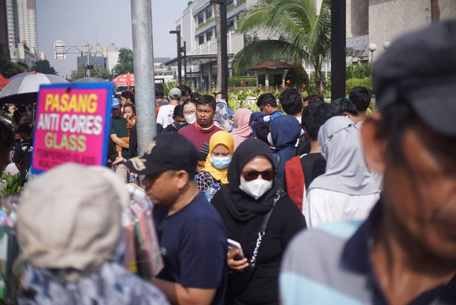 Warga beraktivitas di Car Free Day di kawasan Bundaran HI, Jakarta pada Minggu (18/12/2022). Foto: Iqbal Firdaus/kumparan