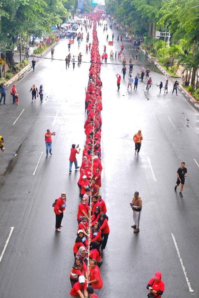 Kegiatan tarik tambang yang berujung maut di Kota Makassar, Sulawesi Selatan. Foto: Dok. Istimewa