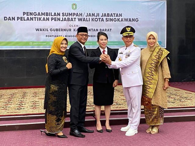 Pj Wali Kota Singkawang, Sumastro, bersalaman dengan mantan Wali Kota Tjhai Chui Mie dan mantan Wakil Wali Kota Irwan. Foto: Teri/Hi!Pontianak