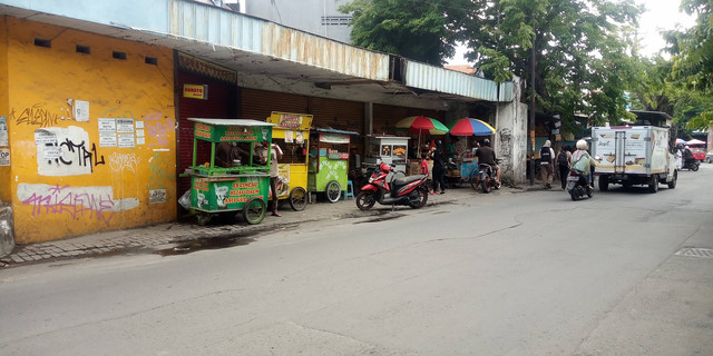 lokasi street food di daerah Ketintang, Surabaya. foto: dokumen pribadi.