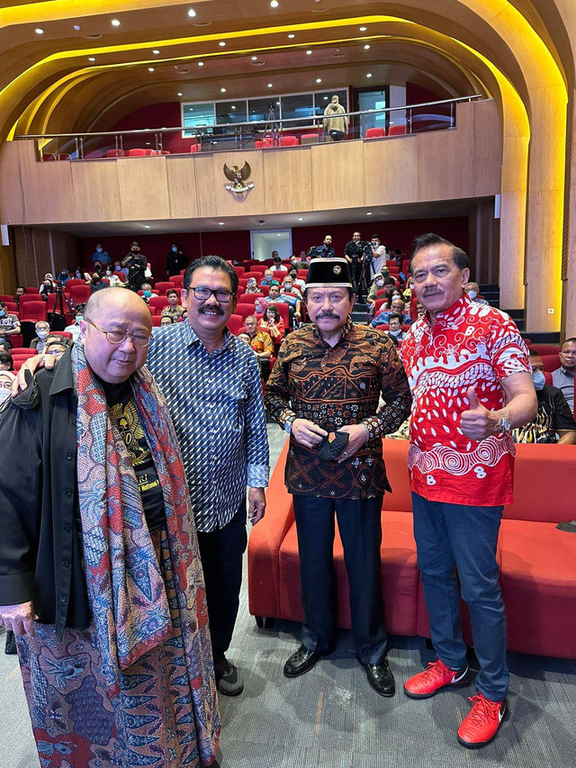 Peluncuran Buku Baru Chappy Hakim Dihibur Aksi Band The Playsets
