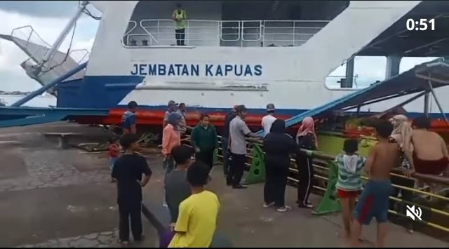 Kapal Feri penyebrangan Bardan-Siantan tabrak pagar waterfront taman alun-alun kapuas. Foto: Dok. Istimewa