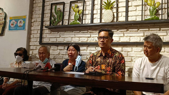 Liana, (tengah) bersama perwakilan 896 korban KSP Indosurya, didampingi kuasa hukumnya Febri Diansyah saat konpers di Factory Gelato, bilangan Jakarta Pusat, Minggu (18/12/2022). Foto: Hedi/kumparan