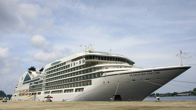 Kapal pesiar Seabourn Encore saat singgah di Sabang pada 2018 lalu. Dok. BPKS Sabang
