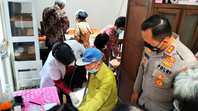 Tim kesehatan Polres Sukoharjo memberikan pelayanan kesehatan bagi jemaah GKI Kartasura, Minggu (18/12/2022). FOTO: Agung Santoso