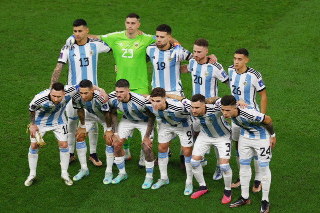 Pemain Argentina berpose untuk foto grup tim sebelum pertandingan melawan Prancis pada final Piala Dunia 2022, di Stadion Lusail, Lusail, Qatar, Minggu (18/12/2022). Foto: Paul Childs/REUTERS