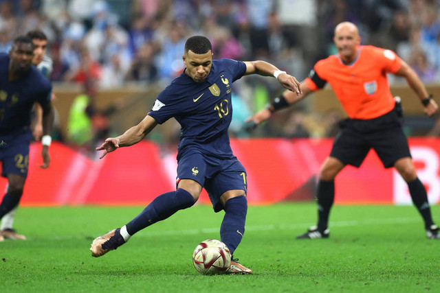 Pemain Prancis Kylian Mbappe mencetak gol pertama mereka dari titik penalti saat melawan Argentina pada final Piala Dunia 2022, di Stadion Lusail, Lusail, Qatar, Minggu (18/12/2022). Foto: Carl Recine/REUTERS
