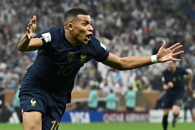 Pemain Prancis Kylian Mbappe merayakan gol kedua mereka saat melawan Argentina pada final Piala Dunia 2022, di Stadion Lusail, Lusail, Qatar, Minggu (18/12/2022). Foto: Dylan Martinez/REUTERS