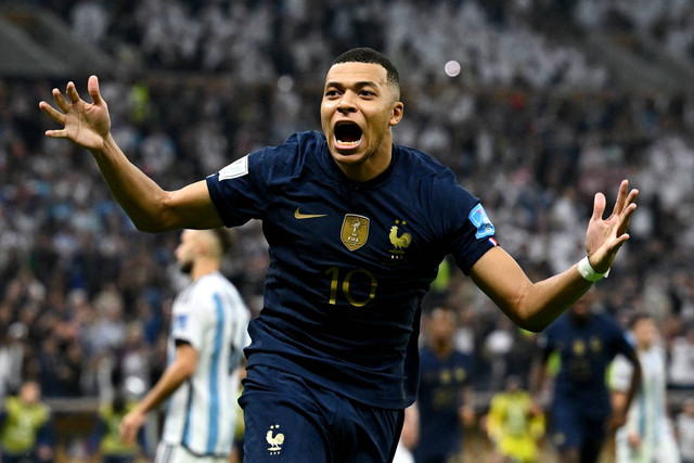 Prancis Kylian Mbappe merayakan gol ketiga mereka dari titik penalti untuk melengkapi hat-tricknya saat melawan Argentina pada final Piala Dunia 2022, di Stadion Lusail, Lusail, Qatar, Minggu (18/12/2022). Foto: Dylan Martinez/REUTERS