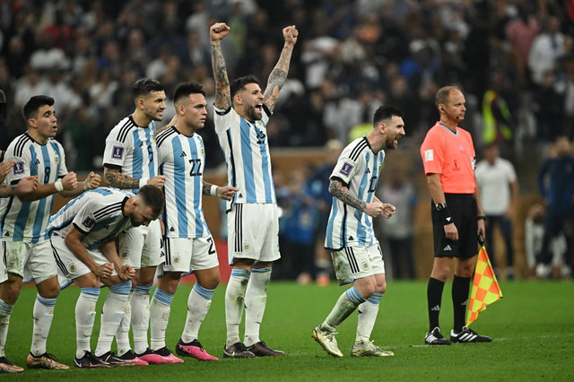 Pemain Argentina Lionel Messi merayakan dengan rekan setimnya selama adu penalti lawan Prancis pada final Piala Dunia 2022, di Stadion Lusail, Lusail, Qatar, Minggu (18/12/2022). Foto: Dylan Martinez/REUTERS