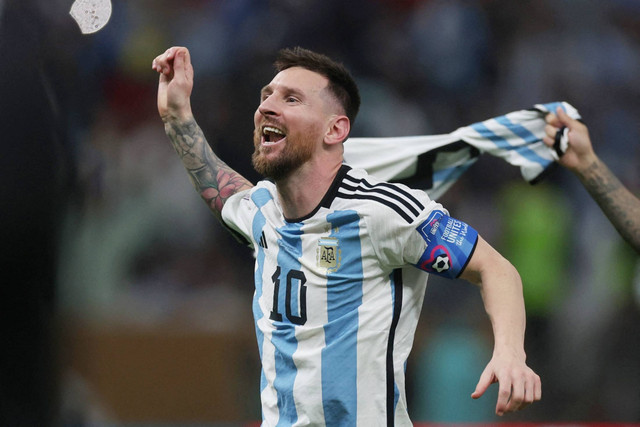 Pemain Argentina Lionel Messi berselebrasi setelah memenangkan Piala Dunia 2022, di Stadion Lusail, Lusail, Qatar, Minggu (18/12/2022). Foto: Lee Smith/REUTERS