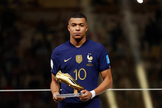Pemain Prancis Kylian Mbappe berpose dengan penghargaan Golden Boot di Stadion Lusail, Lusail, Qatar, Minggu (18/12/2022). Foto: Carl Recine/REUTERS