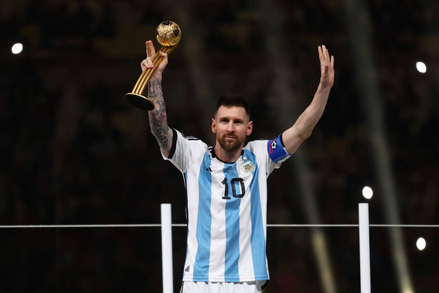 Argentina Lionel Messi berselebrasi dengan penghargaan Bola Emas di Stadion Lusail, Lusail, Qatar, Minggu (18/12/2022). Foto: Carl Recine/REUTERS