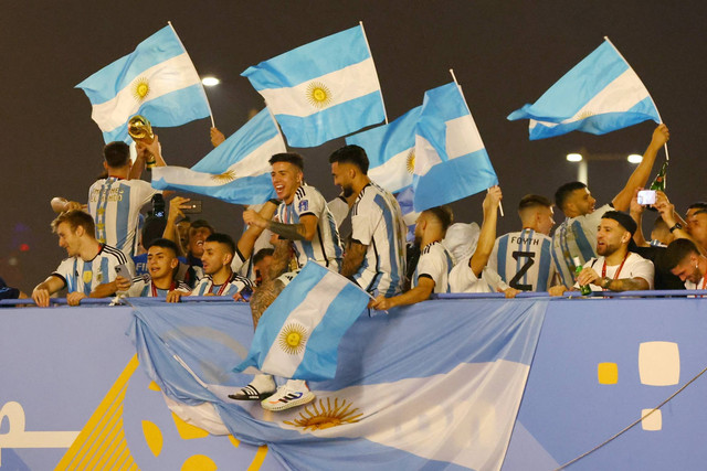 Para pemain Argentina merayakan kemenangan dari atas bus di luar stadion Stadion Lusail, Lusail, Qatar, setelah memenangkan Piala Dunia 2022, Senin (19/12/2022). Foto: Hamad I Mohammed/REUTERS