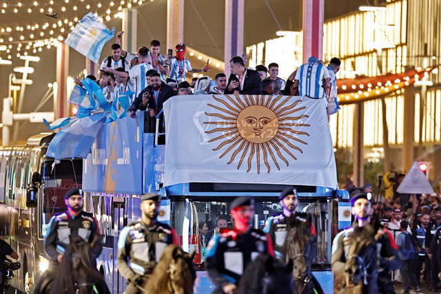 Polisi berkuda mengawal parade pemain Argentina dari atas bus di luar stadion Stadion Lusail, Lusail, Qatar, setelah memenangkan Piala Dunia 2022, Senin (19/12/2022). Foto: Hamad I Mohammed/REUTERS