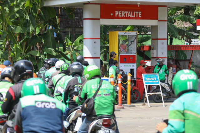Relawan Sandiaga Uno membagikan voucher subsidi BBM murah Rp 2.000 per liter kepada ojol di SPBU Kebon Jeruk, Jakarta Barat. Foto: Dok. Istimewa