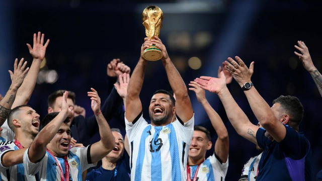 Sergio Aguero ikut angkat Trofi dan selebrasi juara Argentina. Foto: Reuters via SIPA NEWS