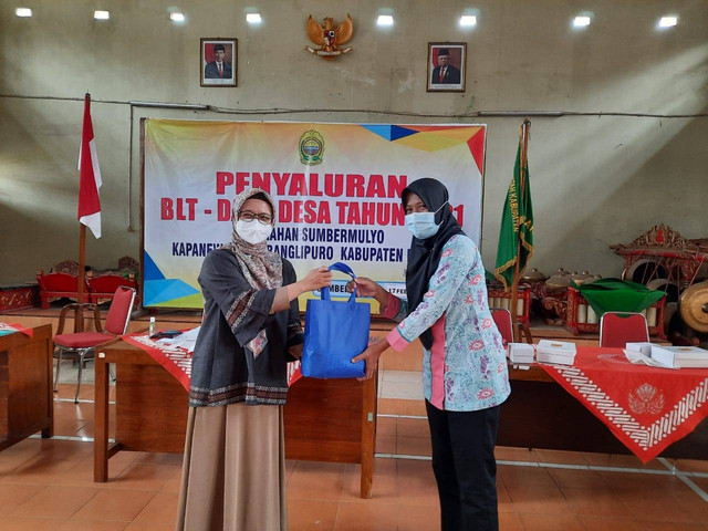 Narasumber kegiatan dr. Seshy Tinartayu, M.Sc. bersama dengan perwakilan Kelurahan Sumbermulyo