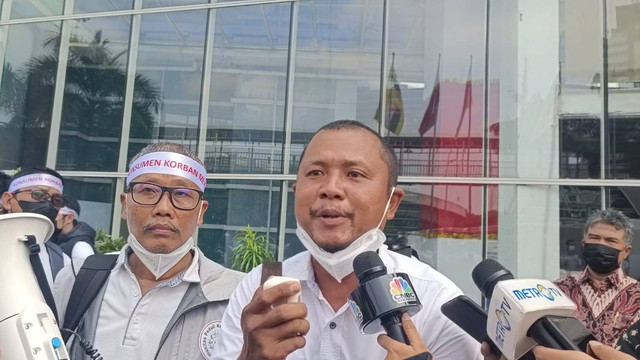 Kuasa Hukum Perkumpulan Komunitas Peduli Konsumen Meikarta, Rudy Siahaan bersama konsumen Meikarta demo di depan Bank Nobu Plaza Semanggi, Senin (19/12/2022). Foto: Ghinaa Rahmatika/kumparan