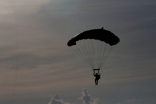 Prajurit Batalyon Intai Amfibi (Yontaifib) Korps Marinir TNI AL melakukan Terjun Tempur Latihan CARAT bersama Prajurit Batalyon Intai Amfibi (Yontaifib) Korps Marinir TNI AL di Puslatpur Marinir 5 Baluran, Situbondo, Jawa Timur, Minggu (18/12/2022). Foto: Budi Candra Setya/ANTARA FOTO