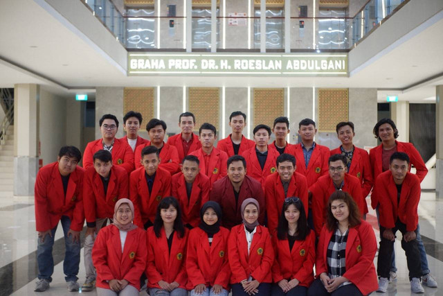 Anngota KKN Universitas 17 Agustus 1945 Surabaya di daerah RW 2 Menur Pumpungan | Photo by Irfan Rahmat