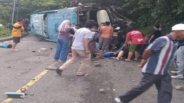 Bus yang membawa mahasiswa Unri terbalik di Jalan Silaing, Padang Panjang, Sumbar. (Dok. Istimewa)