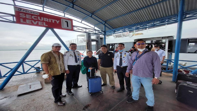 WNA asal Malaysia saat akan dideportasi dari Riau. (Dok. Kanwil Kemenkumham Riau)