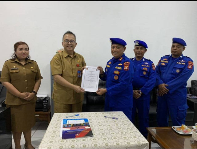 Kepala Dispursip Kobar, Rosihan Pribadi jalin MoU dengan Kasubdit Patroli Air dan Udara Ditpolairud Polda Kalteng, AKBP Rochmad Slamet di Kantor Dispursip Kobar. Joko Hardyono/InfoPBUN