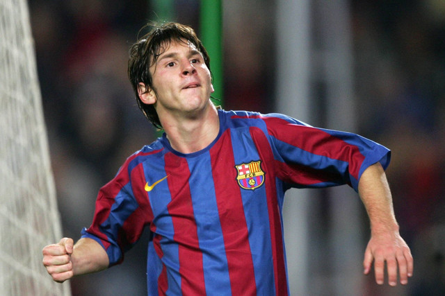 Pemain Barcelona Lionel Messi merayakan golnya melawan Panathinaikos saat melawan Panathinaikos pada pertandingan Grup C Liga Champions di stadion Nou Camp di Barcelona, pada 02 November 2005. Foto: LLUIS GENE / AFP