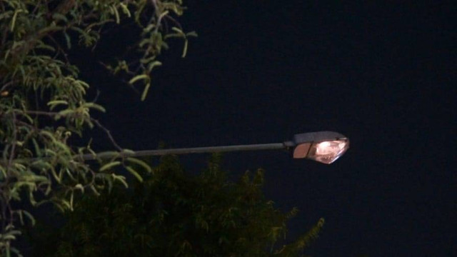 Ilustrasi lampu penerangan jalan yang menyala redup pada malam hari. Foto: Arif UT